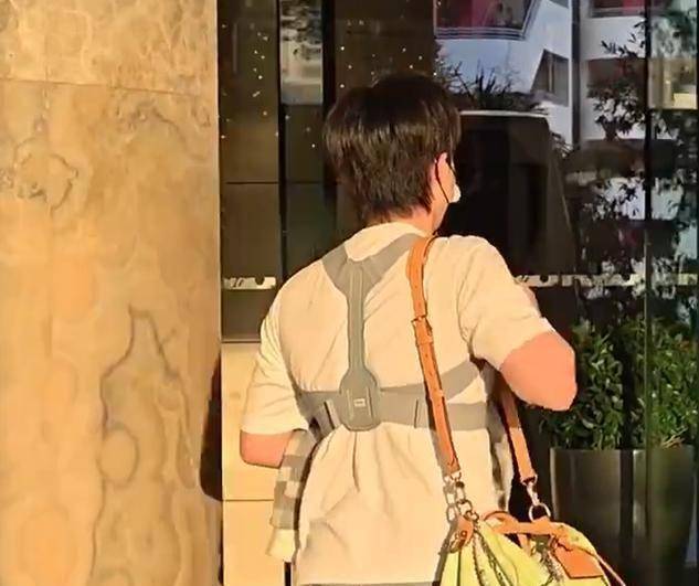 部护具亲口说：绑的挺舒服的！王楚钦已抵达北京！已戴上背(图2)