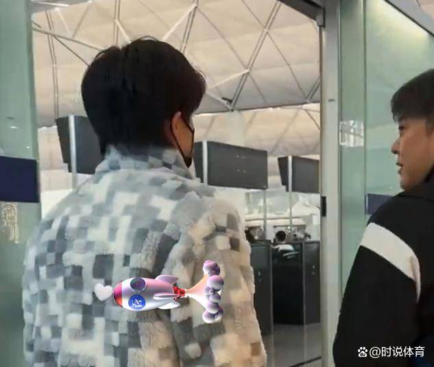 部护具亲口说：绑的挺舒服的！王楚钦已抵达北京！已戴上背(图3)