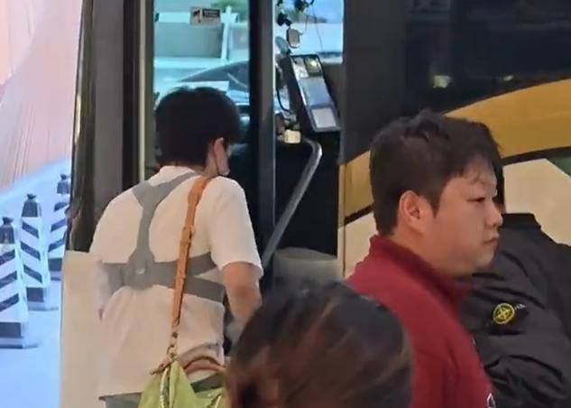 部护具亲口说：绑的挺舒服的！王楚钦已抵达北京！已戴上背(图4)